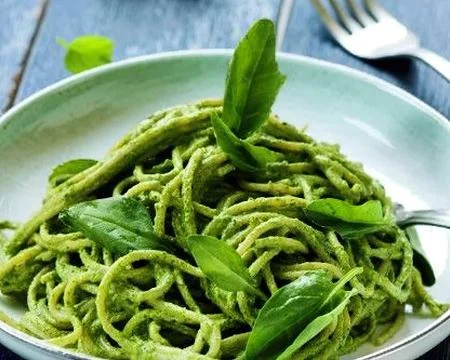Green spaghetti with spinach Stock Photos