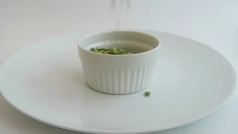 Green split peas poured 库存影片 141231441