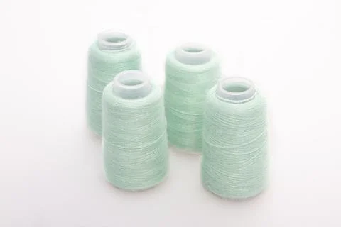 Green spool of thread isolated on white background. Skein of woolen threads Foto stock