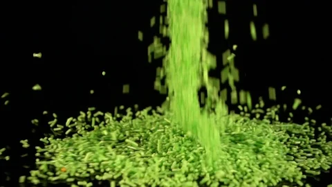 Green Sprinkles falling in slow motion. 库存影片 88615667
