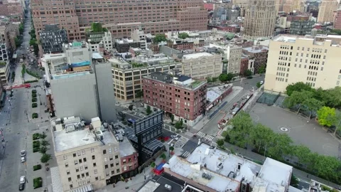 Green Square And Brick Blocks West Of Manhattan Avenues Vídeos de archivo 131582542
