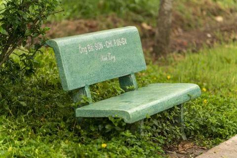 Green stone benches in the park, on which are inscribed Mr. and Mrs. Son - De Stock Photos