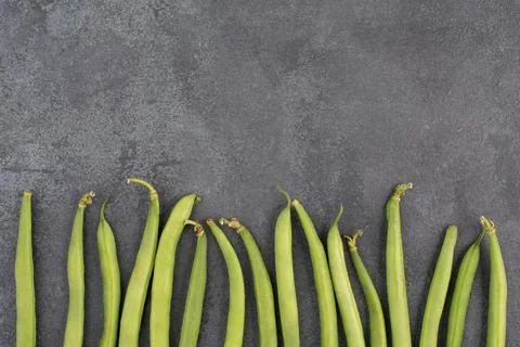 Green string beans on a  textured background, empty space for text, vegetable Foto stock