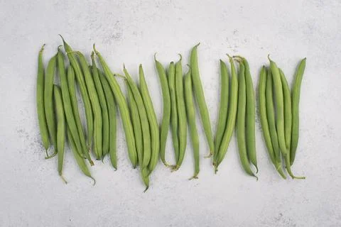 Green string beans on a  textured background, empty space for text, vegetable Stockfoto's