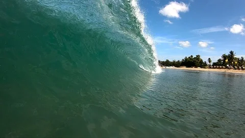 Green surf wave breaking on sand beach, slow motion view Vidéo 92104739