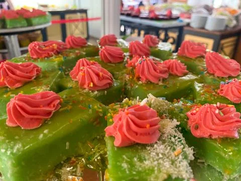 Green sweet delicious beautiful rectangular cakes lie on a plate as a dessert Foto stock