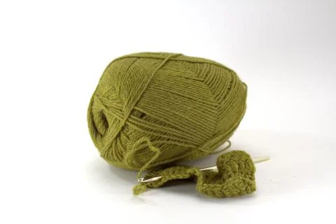 Green tangle of natural wool for needlework with a crochet hook Foto stock