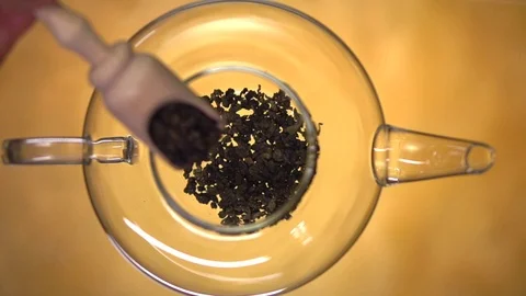 Green tea. Backfilling of green tea in a teapot. Stockbeeldmateriaal 71336669