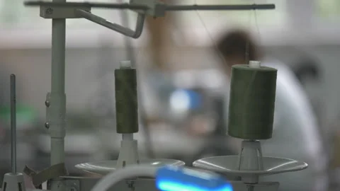 Green threads on a sewing machine Vidéo 244644598