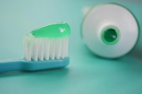 Green toothpaste on a blue toothbrush Foto stock