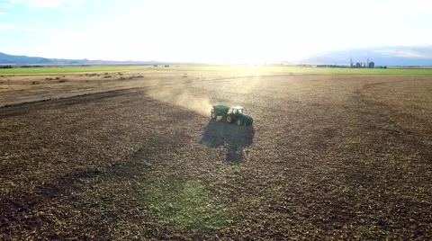 Green Tractor at Work Видео 52330358
