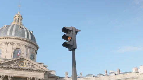 Green Traffic Light in Front of Institut de France Dome in Paris Vídeo Stock 335124600