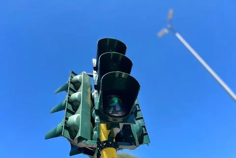Green traffic light under a clear blue sky. Stock-Fotos