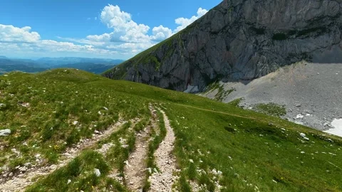 Green trail winds through alpine meadows. Savin Kuk peak, Montenegro Vidéo 342979878