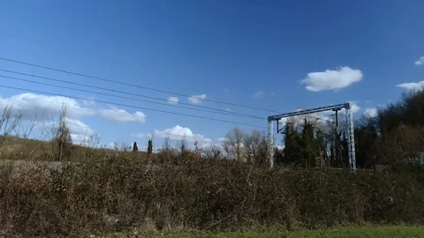 Green train passing from right to left Vidéo 126535160