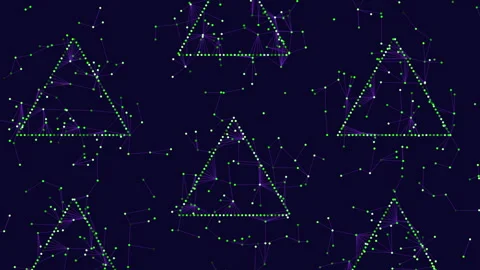 Green triangular constellation pattern on dark background Vídeos de archivo 315086239