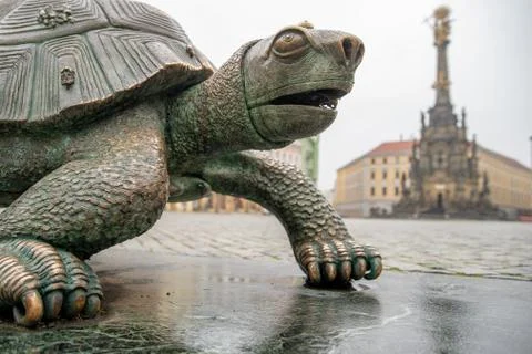 Green turtle bronze statue whith black dog in the main square in Olomouc next to Foto stock