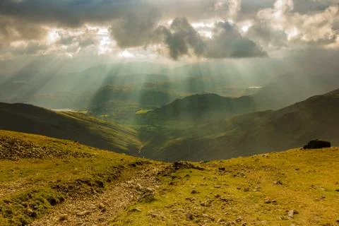 Green valley with the sunrays through clouds Foto stock