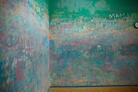 Green wall scribbled with chalk Foto stock