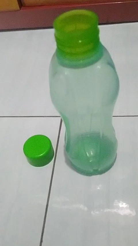Green water bottle Video stock 195126740