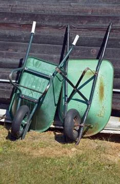Green wheelbarrows Foto stock