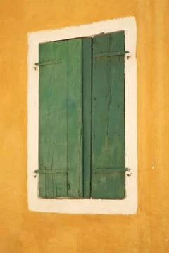 Green window shutters Foto stock
