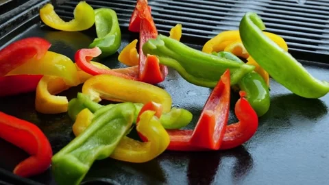 Green Yellow Red Bell Pepper Cut Pieces Falling Grillplatte, Slow Motion Stock Footage 246013002