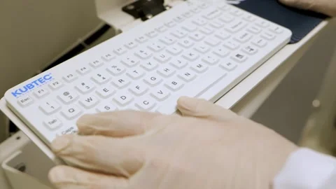 Greenhouse computer control settings by employee. 動画素材 268718279