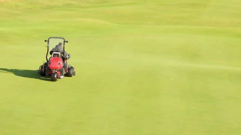 Greenkeeper Driving Mower Across Golf Course Green Vidéo 314426082