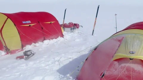 Greenland's wind storm called Piteraq hitting tents.  스톡 동영상 129512466