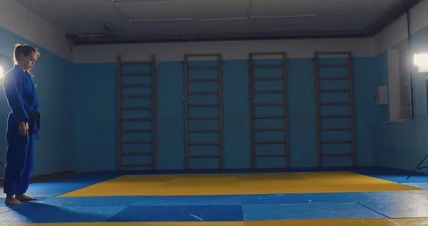 Greeting fighters before sparing, throw. Flip the camera. Vídeo Stock 116837617