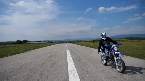 Greeting motorcycle slow motion 库存影片 102026461