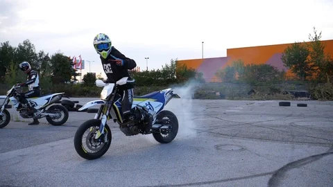 Greeting motorcycle slow motion 库存影片 102395832