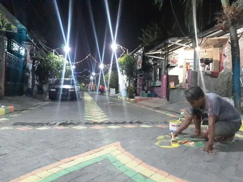 Gresik , East java / indonesia - July, 2019 : man painting the street at night Stock-Fotos