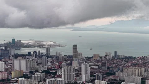 Grey clouds loom over coastal city skyline 库存影片 337999906