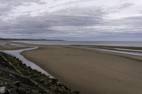 Grey clouds over the expansive beach at Montrose in Angus, Scotland Stockfoto's