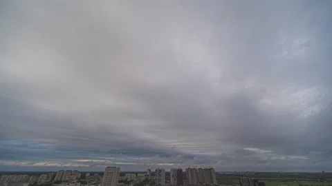 The grey clouds stream over the city landscape. time lapse Video stock 130891164