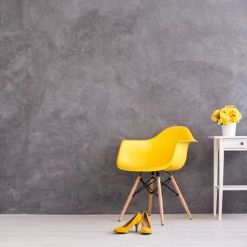 Grey modern room with yellow elements Foto stock