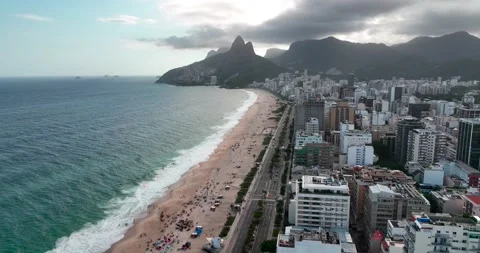 Grey ocean swell and open sand on Ipanema beach in Rio de Janeiro, Brazil 스톡 동영상 187398434