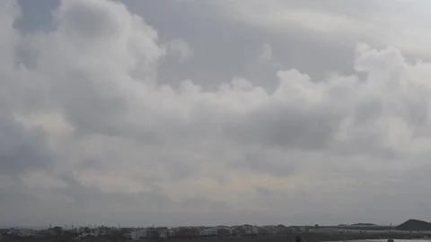 Grey sky and clouds time lapse with houses  Vídeos de archivo 143363079