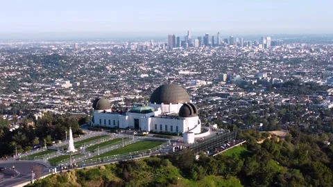 Griffith Observatory overlooking downtown Los Angeles Neighborhoods, California. Vidéo 334587689