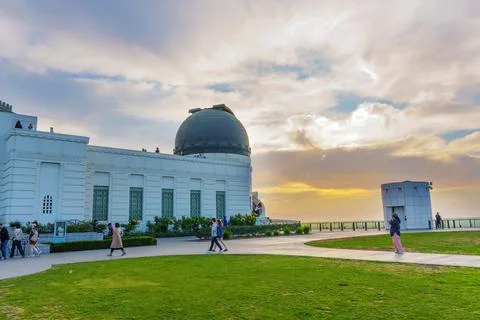 Griffith Observatory Surrounded by Visitors at Sunset Hour Foto stock