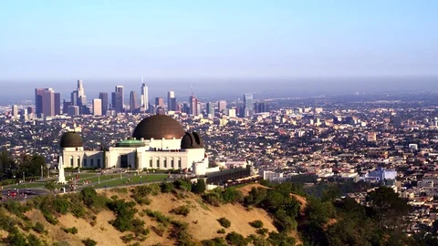Griffith Park Observatory and view of Downtown Los Angeles by Aerial Drone Vidéo 78010504
