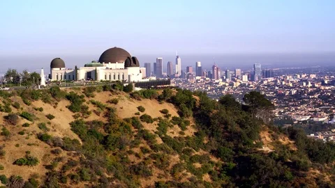Griffith Park Observatory and view of Downtown Los Angeles by Aerial Drone Vidéo 78010517
