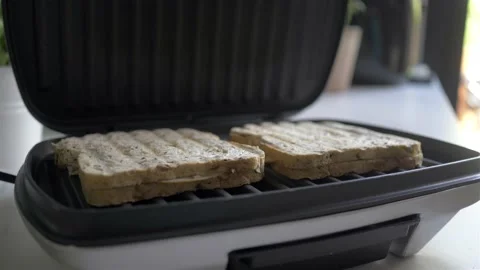 Grill machine with loafs of bread Видео 219346366