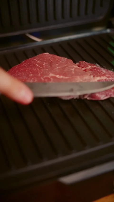 Grill Steak on Electric Grill Vídeos de archivo 283470814