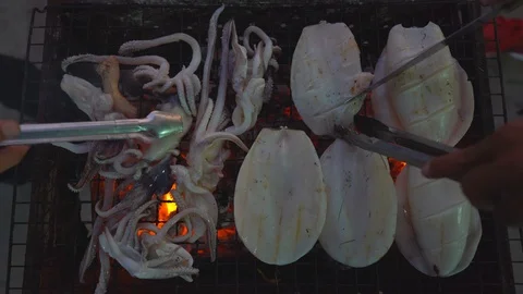 Grilled and roasted squid on fire for cooking sea food Vídeo Stock 122890735