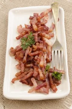 Grilled bacon bits on a plate Foto stock