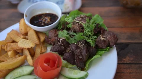 Grilled beef with fried potatoes, cucumber, tomato and sauce Vídeos de archivo 305512821