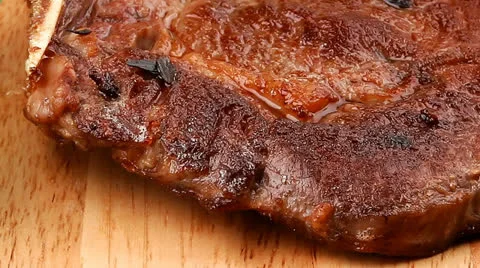 Grilled beef ribs served with green chives on wooden table Vídeos de archivo 24951949